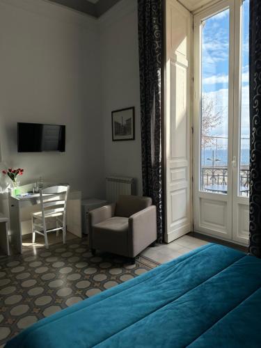 Deluxe Double Room with Side Sea View image 4