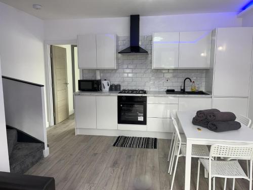 Apartment - Sleeps up to 5 & on-street parking