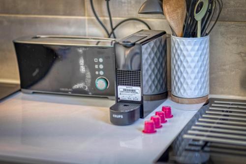 Konyha, L'Hôtelier - CHU / Bein Sport/Canal + (L'Hotelier - CHU / Bein Sport/Canal +) in Meylan