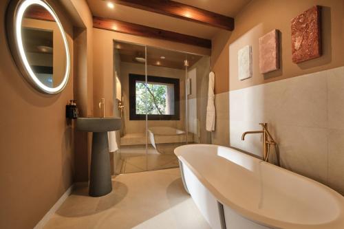 Badkamer, Valldemossa Hotel, The Natural Sanctuary in Vallademossa