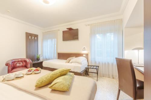1 queen bed, 1 twin bed