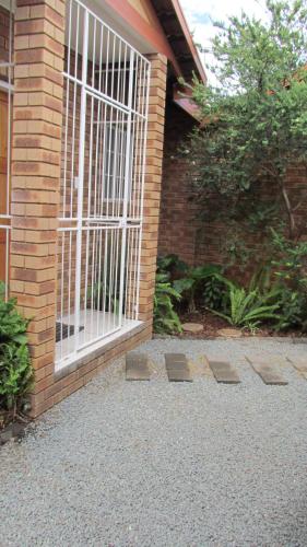 Comfortable Furnished Apartment Wi-fi free Parking - image 5