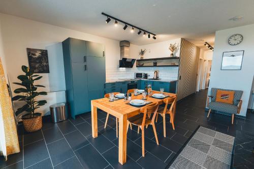 virtuve, Hunsrück Valley View Apartment with Cedar SAUNA (Hunsruck Valley View Apartment with Cedar SAUNA) in Bundenbach