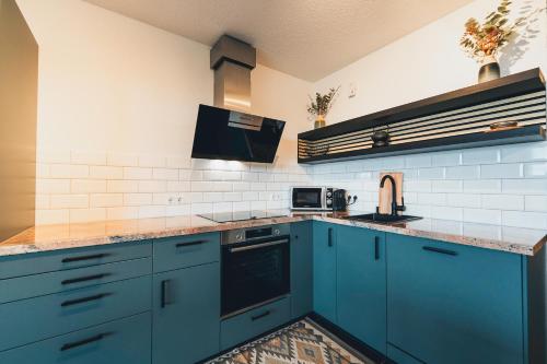 virtuve, Hunsrück Valley View Apartment with Cedar SAUNA (Hunsruck Valley View Apartment with Cedar SAUNA) in Bundenbach