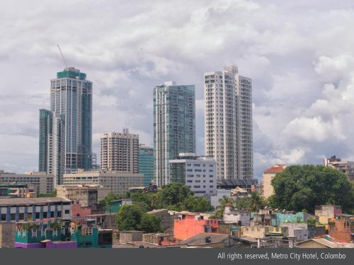 Surrounding environment, Metro City Hotel in Slave Island