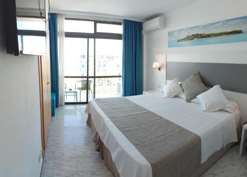 3 twin beds