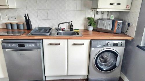 Konyha, New - Modern Home from Home, 3 bedrooms, 2.5 bath in Efford