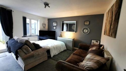 New - Modern Home from Home, 3 bedrooms, 2.5 bath in Efford