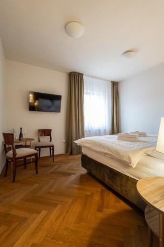 1 queen bed
