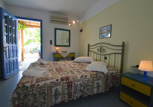 Jimmy's Studios - Quiet Island Living in Plakes near Firopotamos & Plathiena Beaches in Milos Island