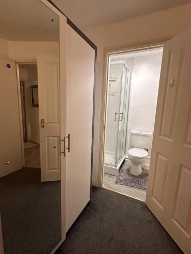 Captivating 2-Bed Apartment in West Bromwich photo 2