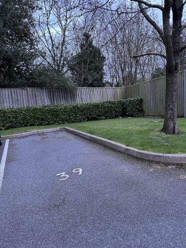 Captivating 2-Bed Apartment in West Bromwich photo 4