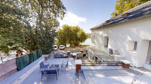 Зовнішній вигляд готелю, Résidence Calme au Bord de Seine à Melun avec Jardin Terrasses et vue sur la Seine (Residence Calme au Bord de Seine a Melun avec Jardin Terrasses et vue sur la Seine) in Ле Мее-сюр-Сен