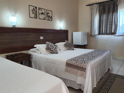 1 queen bed, 1 twin bed