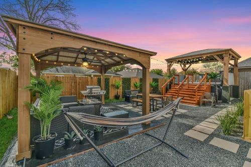 Inter-connected Duplex 8br Sleeps 22 Swim Spa in Houston, USA
