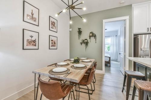 Inter-connected Duplex 8br Sleeps 22 Swim Spa in Houston, USA