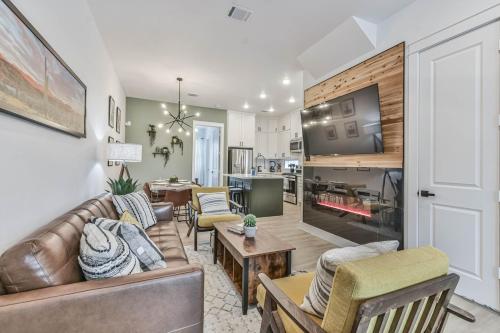 Inter-connected Duplex 8br Sleeps 22 Swim Spa in Houston, USA