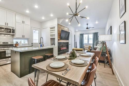 Inter-connected Duplex 8br Sleeps 22 Swim Spa in Houston, USA