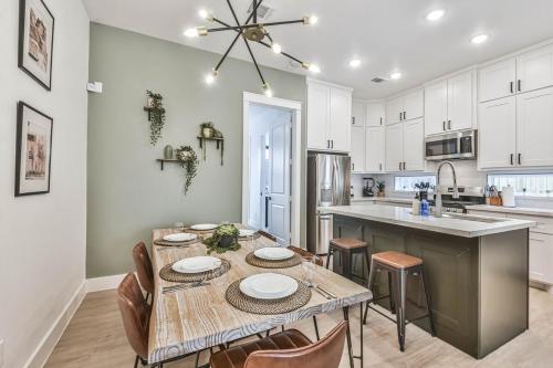 Inter-connected Duplex 8br Sleeps 22 Swim Spa in Houston, USA