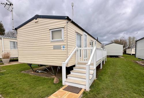 Great Caravan With Wifi And Decking At Dovercourt Holiday Park Ref 44006c