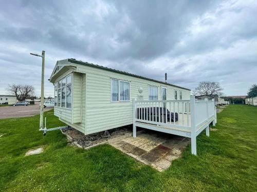 Lovely Caravan With Decking And Free Wifi At Valley Farm, Essex Ref 46610v