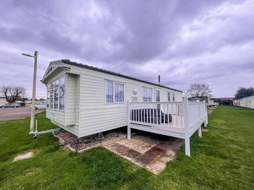 Lovely Caravan With Decking And Free Wifi At Valley Farm, Essex Ref 46610v