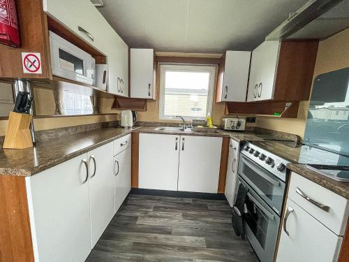 Lovely Caravan With Decking And Free Wifi At Valley Farm, Essex Ref 46610v