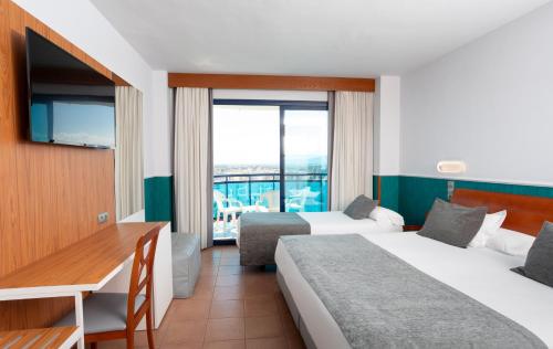 Twin Room (2 Adults + 1 Child) image 4