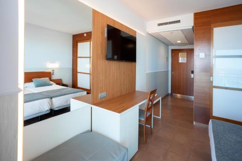 Twin Room image 6
