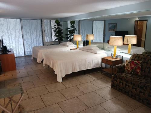 Standard Queen Room with Two Queen Beds image 6