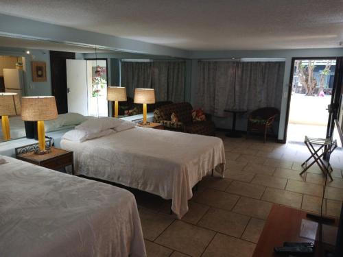 Standard Queen Room with Two Queen Beds image 4