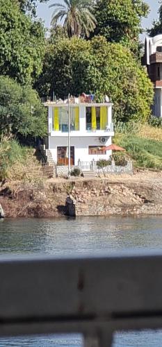 Esmerada, Aswan