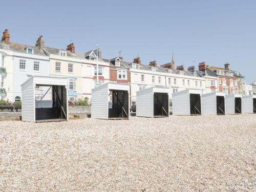 A szálláshely kívülről, Emminster in Nottington