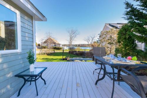 Relaxing Home with Dock Dog Welcome