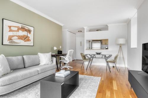 Midtown 1BR w DM Elevator Gym nr Times Sq NYC-799 in New York, USA