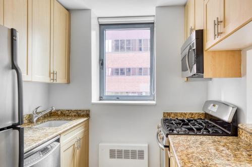 Midtown 1BR w DM Elevator Gym nr Times Sq NYC-799, New York (Foto 7)
