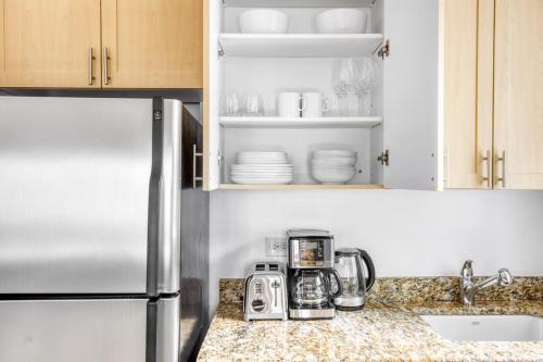 Midtown 1BR w DM Elevator Gym nr Times Sq NYC-799, New York (Foto 8)