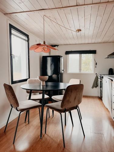 Luxurious red cottage with wood stove near lake in Gölberga