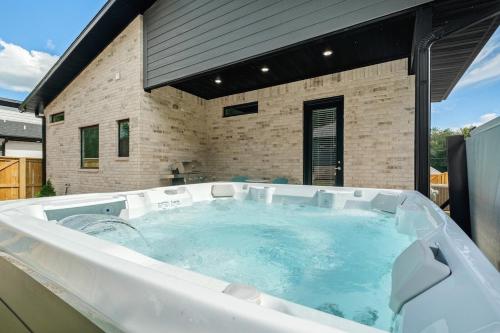 The Fillmore - Hot Tub - 1 mi to Downtown in Bentonville, USA
