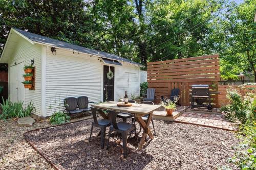 The Grove Cottage - Downtown Springdale in Springdale, USA