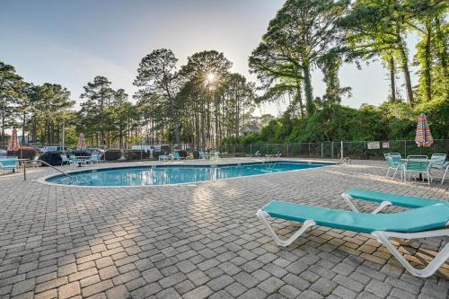 3 Mi to Surfside Beach and Pier Townhome with Balcony