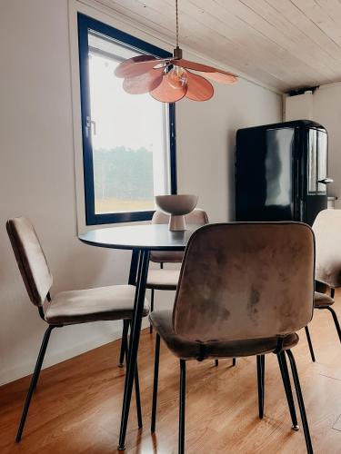 Luxurious red cottage with wood stove near lake in Gölberga