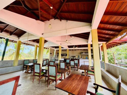 Restoran, Hostel 98 in Yala