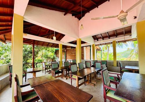 Restoran, Hostel 98 in Yala