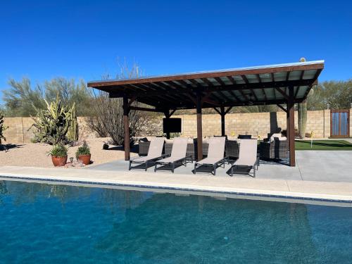 Cave Creek Pool House: Spacious home, backyard oasis, putting green, private pool and hot tub