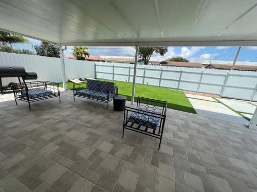 Stadium Chic Oasis: Modern Retreat in Miami close to Beaches