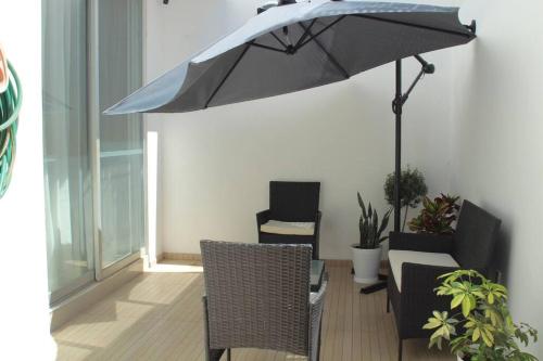 Nueva Galicia residencial, es una propiedad completa al sur de la ciudad que te ofrece modernidad, espacio, tranquilidad, cuenta con 4 recamaras 3 baños completos y 2 cajones de estacionamiento privados