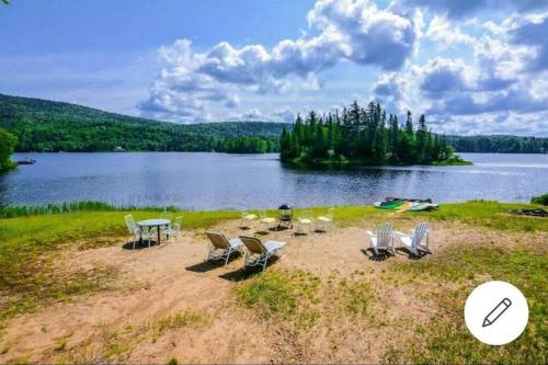 Maison du lac avec plage, embarcations, billard et spa privé (Maison du lac avec plage, embarcations, billard et spa prive) in Saint Donat (QC)