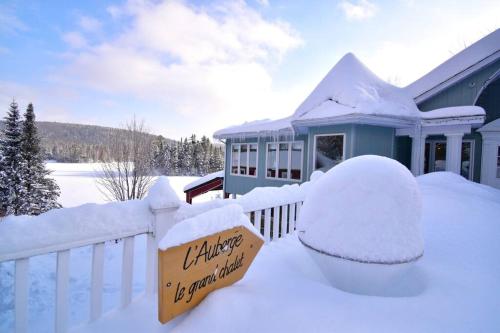 Maison du lac avec plage, embarcations, billard et spa privé (Maison du lac avec plage, embarcations, billard et spa prive) in Saint Donat (QC)