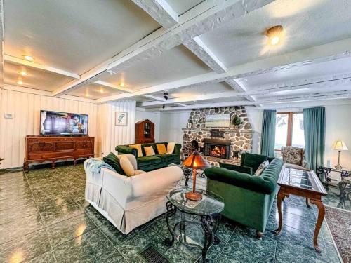 Maison du lac avec plage, embarcations, billard et spa privé (Maison du lac avec plage, embarcations, billard et spa prive) in Saint Donat (QC)